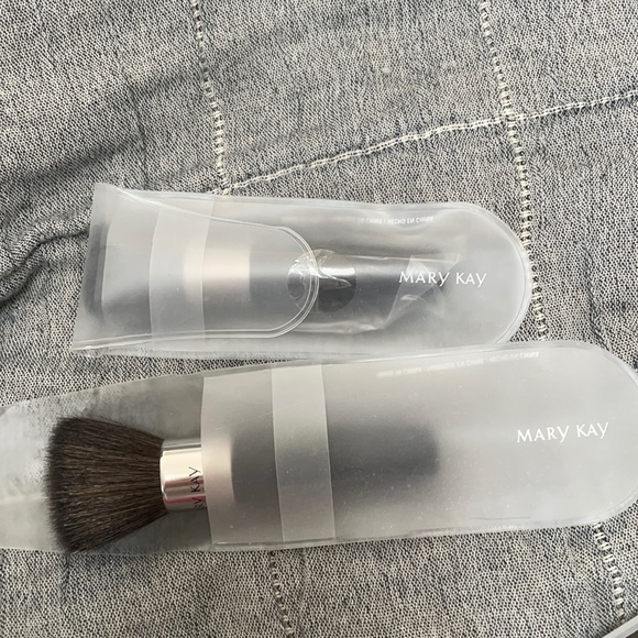 Mary Kay Foundation Brush. New! NIP. Bundle and Save!